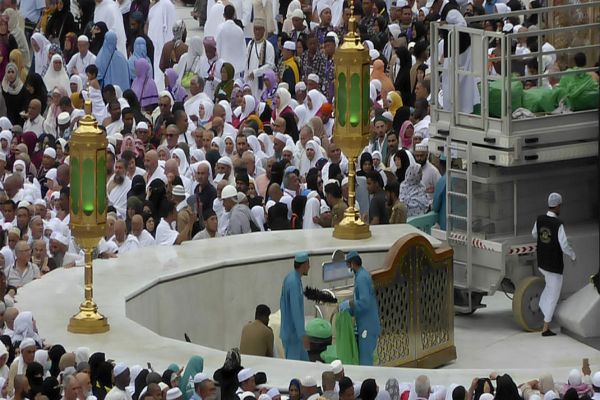 Saudi Arabia suspends entry for pilgrims of Umrah over coronavirus Saudi Arabia suspends entry for pilgrims of Umrah over coronavirus