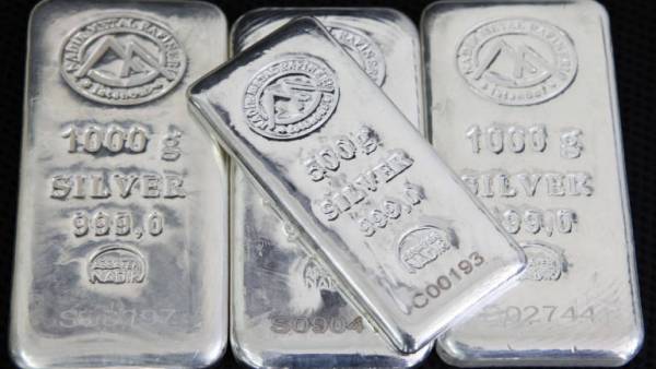 Silver futures slump Rs 344 per kg on weak global cues Silver futures slump Rs 344 per kg on weak global cues