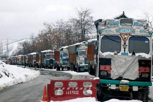 Traffic suspended on Jammu-Srinagar NH after fresh snowfall Traffic suspended on Jammu-Srinagar NH after fresh snowfall