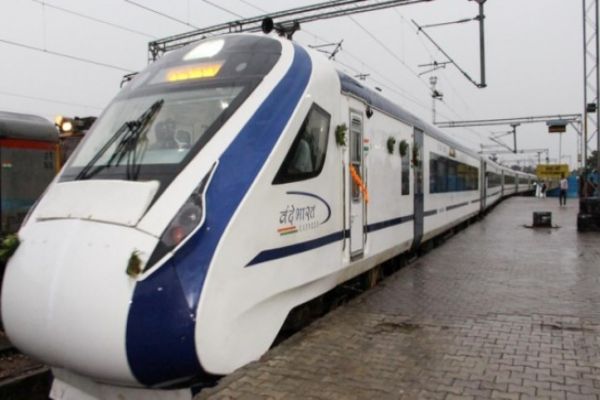 Vande Bharat Express train develops technical snag, passengers stranded News Image
