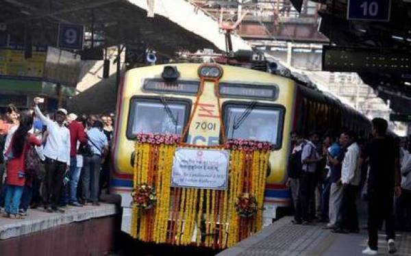 Western Railway earns Rs 40.03 crore from its first AC local train Western Railway earns Rs 40.03 crore from its first AC local train