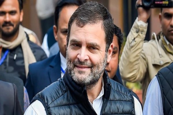 With throwback pic of Smriti Irani, Rahul Gandhi takes dig at BJP over LPG price hike With throwback pic of Smriti Irani, Rahul Gandhi takes dig at BJP over LPG price hike
