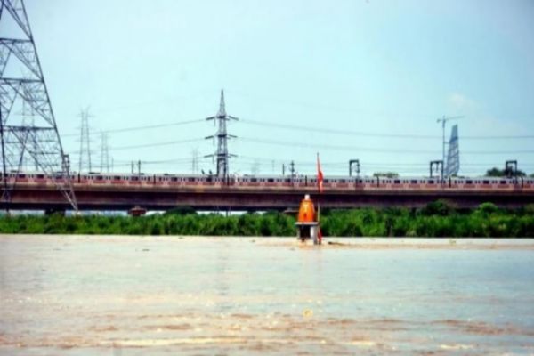 Yamuna continues to flow over danger mark News Image
